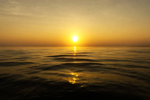 Cielo Del Atardecer Lago Con Reflejo Olas Agua — Foto de Stock