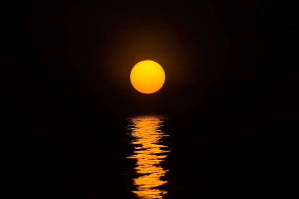 Grote Oranje Zon Reflectie Het Donkere Water — Stockfoto