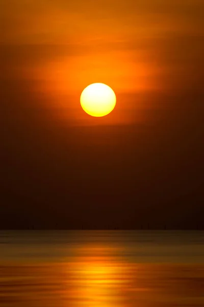 Μεγάλο Ήλιο Στο Ηλιοβασίλεμα Ουρανό Στη Λίμνη — Φωτογραφία Αρχείου