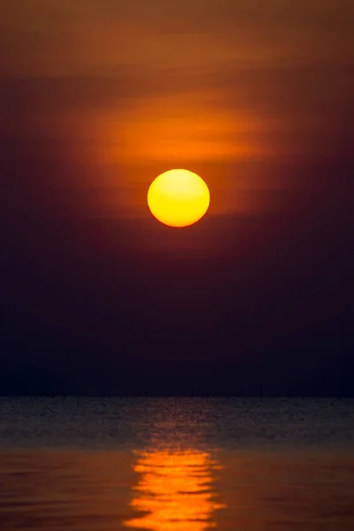 Západu Slunce Obloha Jezeře Tmavém Pozadí — Stock fotografie