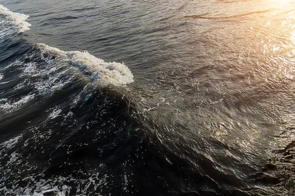 Ola Negra Del Mar Con Luz Solar — Foto de Stock