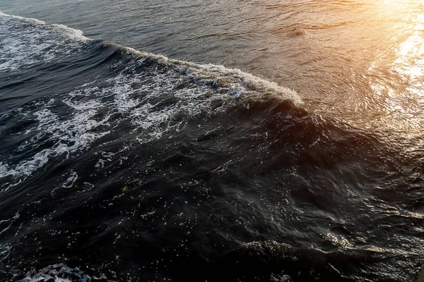 Ola Negra Del Mar Con Luz Solar — Foto de Stock