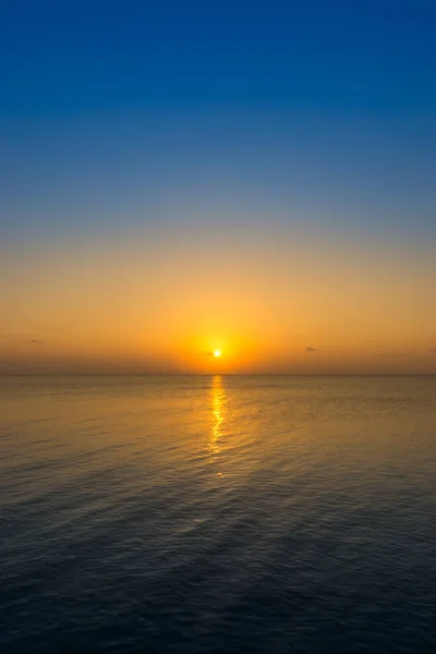 Minimal Sun Sunset Sky Lake Two Tone Color — Stock Photo, Image