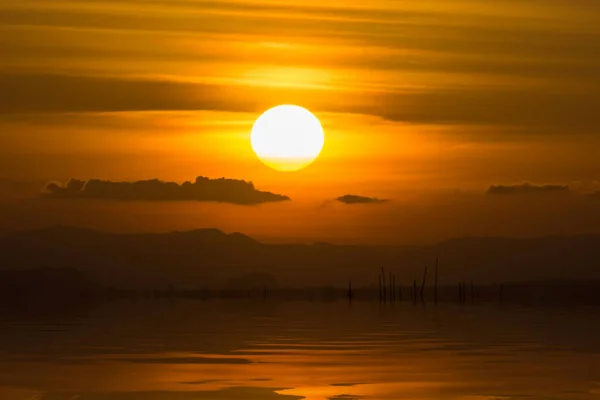 Velký Odraz Slunce Zapadající Oblohy Vodě Jezera — Stock fotografie