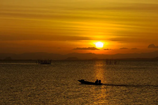 湖の夕焼け空 — ストック写真