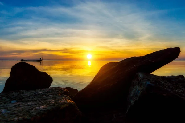 Pietra Silhouette Bost Pesca Nel Cielo Tramonto Sul Lago — Foto Stock