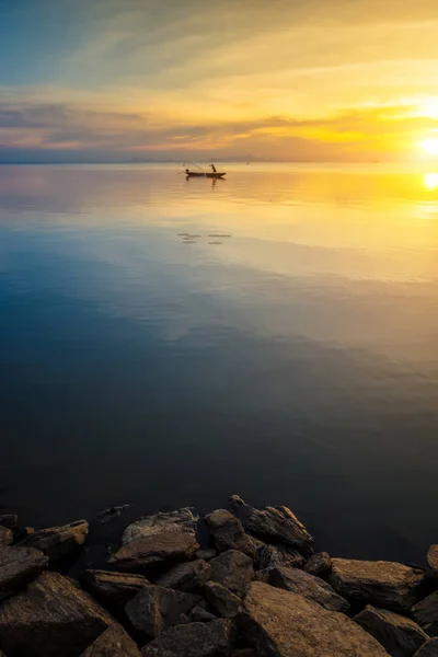 Barco Pesquero Mínimo Lago Con Dos Colores Cielo Atardecer —  Fotos de Stock