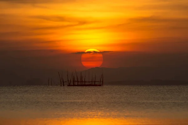 Büyük Göl Günbatımı Gökyüzü Güneşe — Stok fotoğraf