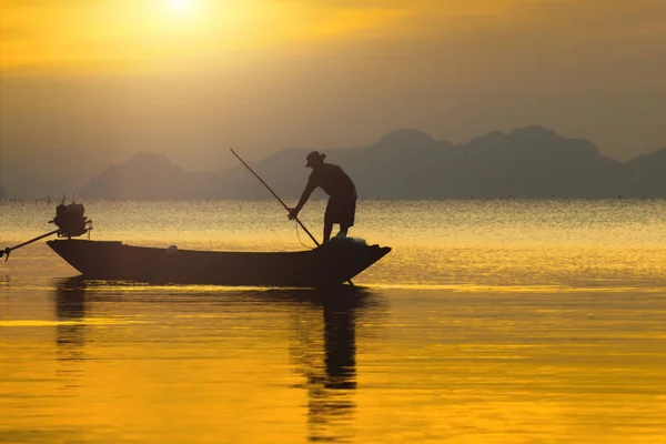 Silhueta Pescador Barco Pesca Lago Com Luz Solar — Fotografia de Stock