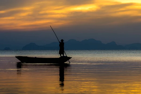 Silhueta Pescador Barco Pesca Lago Com Incrível Nuvem Hora Ouro — Fotografia de Stock