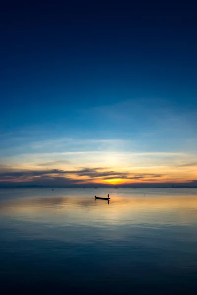 Minimal Barca Pesca Sul Lago — Foto Stock