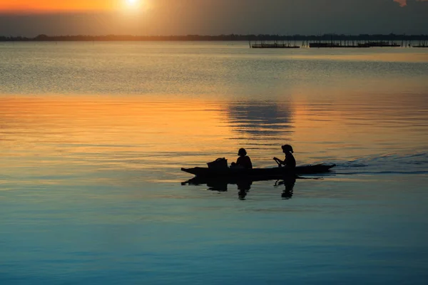 Silhouette Della Barca Pesca Sul Lago Con Luce Solare — Foto Stock