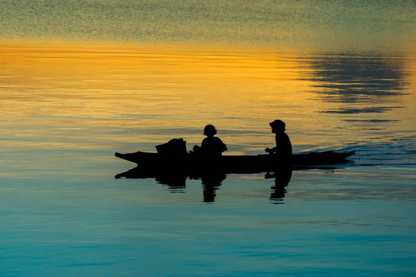 湖で釣りボートのシルエット — ストック写真