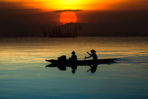 Silhouet Van Visser Vissersboot Het Meer Met Grote Zonsondergang — Stockfoto
