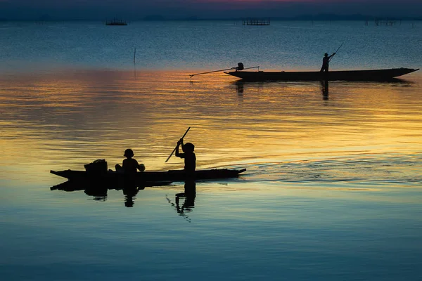 Silhouette Del Peschereccio Sul Lago — Foto Stock