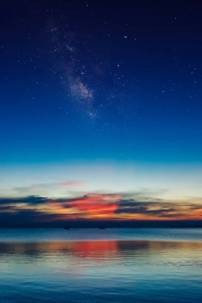 Ciel Crépusculaire Bord Lac Avec Croissant Lune Étoile — Photo