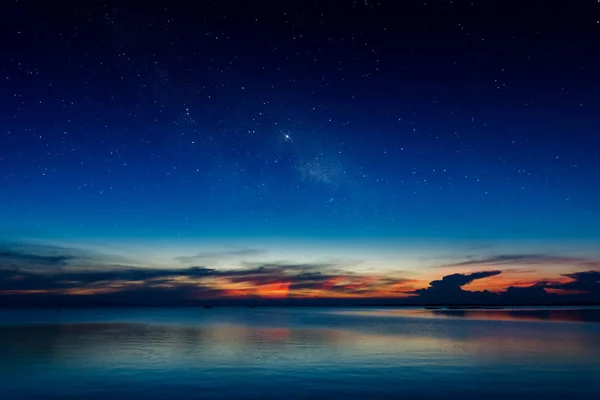 Crepúsculo Cielo Lago Con Polvo Estrellas — Foto de Stock