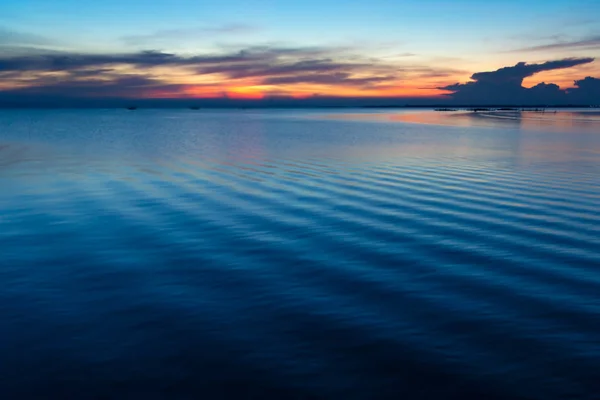 Céu Crepúsculo Lago Com Onda Água — Fotografia de Stock
