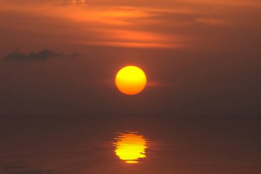 Gölde su büyük güneş yansıması.