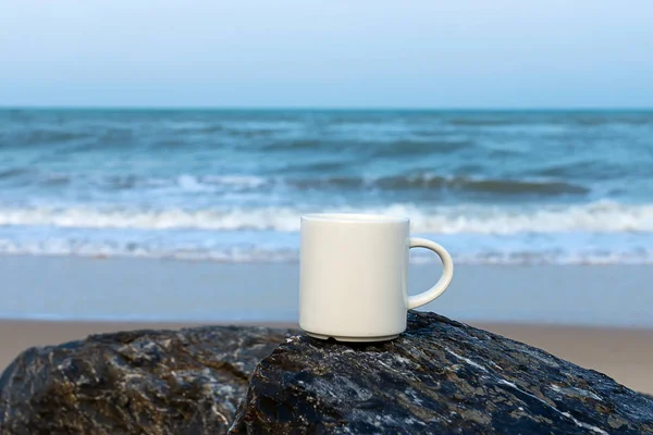 Tazza Caffè Bianco Sulla Roccia Mare — Foto Stock