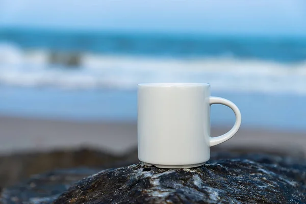 Białe Filiżanki Kawy Skale Morzu — Zdjęcie stockowe