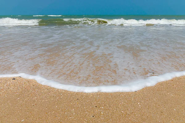 アンダマン海でビーチで白い波 — ストック写真