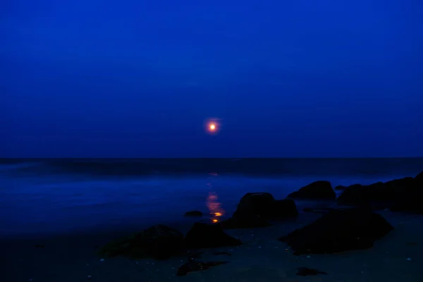 Deniz Kenarındaki Küçük Mavi Kan Karanlık Gecede — Stok fotoğraf