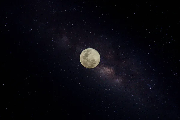黑夜中的蓝血月亮与星尘和银河 — 图库照片