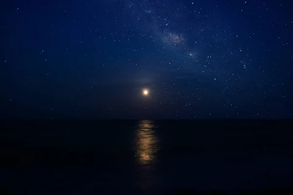 Kleine Maan Donkere Nacht Met Sterren Stof Melkweg Aan Zee — Stockfoto