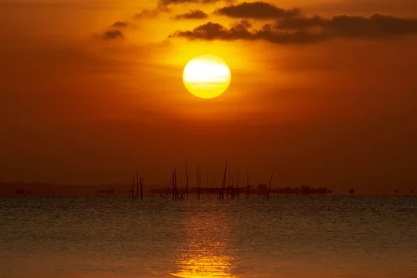 Große Sonne Und Sonnenuntergang Auf Dem Wasser See — Stockfoto