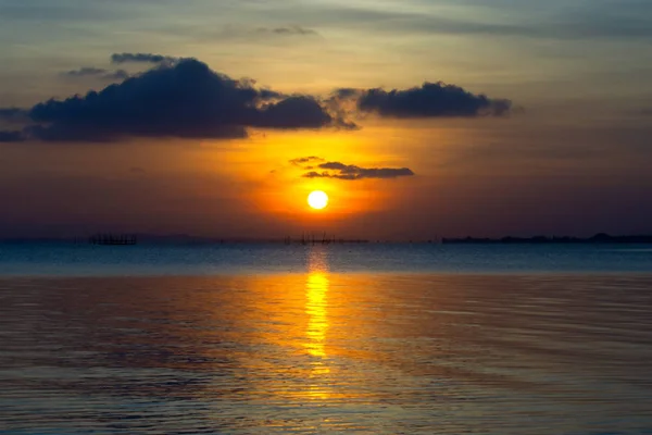 Kleine Zon Zonsondergang Hemel Reflectie Het Water Aan Het Meer — Stockfoto