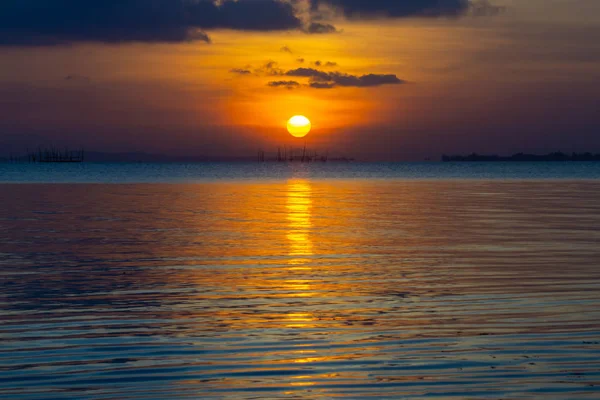 Pequeño Sol Puesta Sol Cielo Reflejo Agua Lago — Foto de Stock