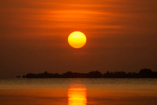 Grande Sole Cielo Tramonto Riflessione Sull Acqua Lago — Foto Stock
