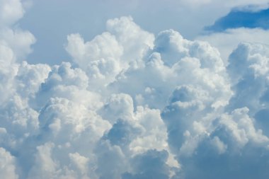 beyaz bulut gökyüzü üzerinde