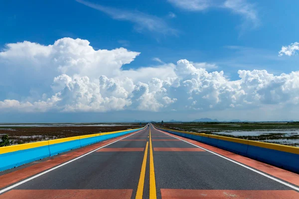 Nube Blanca Cielo Con Carretera Vacía Colorido Las Líneas Tráfico —  Fotos de Stock