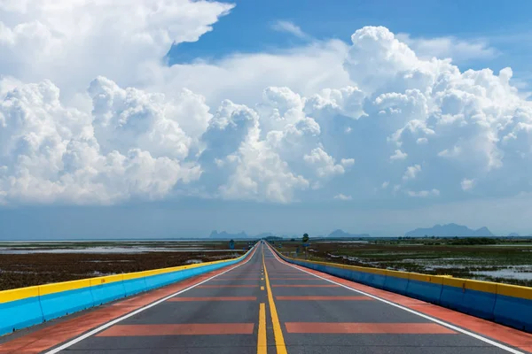 Nube Blanca Cielo Con Carretera Vacía Colorido Las Líneas Tráfico —  Fotos de Stock