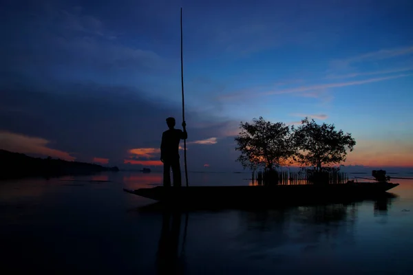 Siluety Rybář Rybářské Lodi Strom Jezeře Východem Slunce Obloha — Stock fotografie