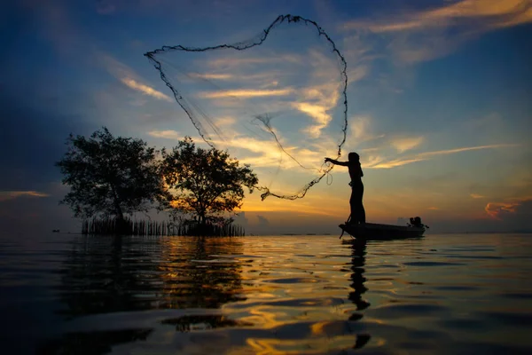 Siluetas Pescador Lanzando Redes Pesca Durante Puesta Del Sol Tailandia —  Fotos de Stock