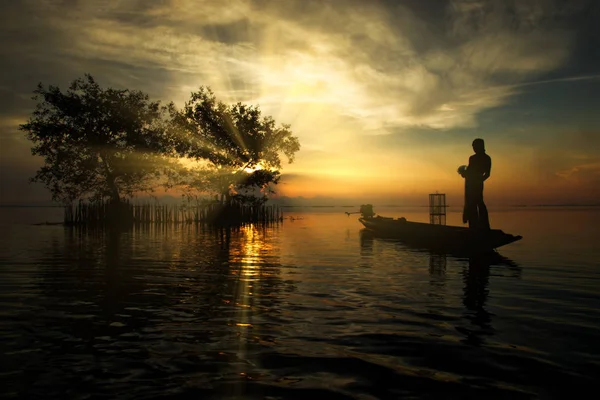 Silhouette Pescatore Sul Peschereccio Albero Nel Lago Con Alba — Foto Stock