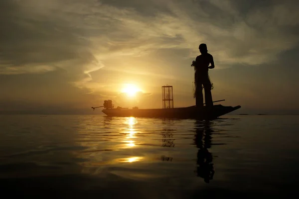 Siluetas Pescador Barco Pesca Árbol Lago Con Cielo Del Amanecer — Foto de Stock