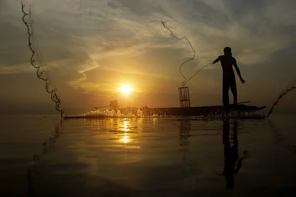 Silhouettes Fisherman Throwing Fishing Nets Sunset Thailand — Stock Photo, Image