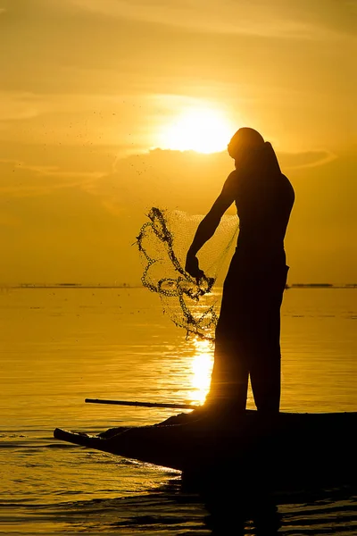 Silhouettes Pêcheur Jetant Des Filets Pêche Pendant Coucher Soleil Thaïlande — Photo