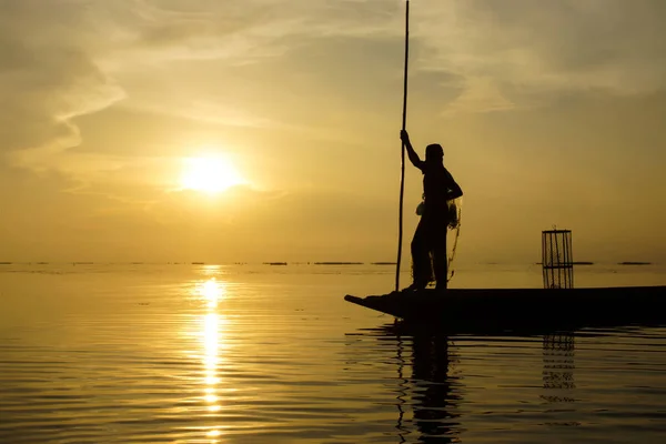 Silhouette Pescatore Gettare Reti Pesca Durante Tramonto Thailandia — Foto Stock