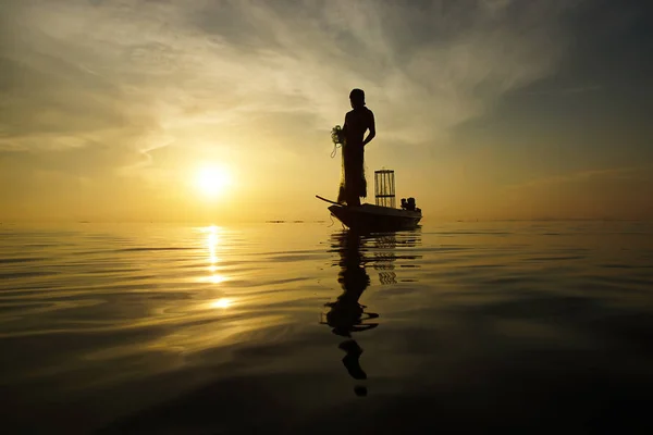 Balık Ağlarına Günbatımı Sırasında Tayland Atma Siluetleri Balıkçı — Stok fotoğraf