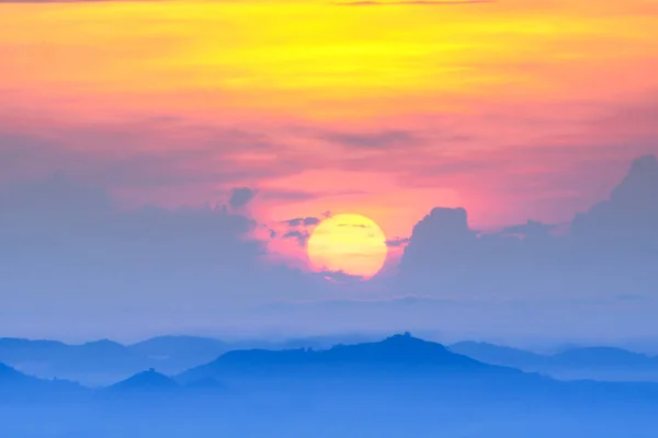 Wschód Słońca Niebo Mgła Nad Blue Mountain Rozprzestrzenia Się Horyzoncie — Zdjęcie stockowe