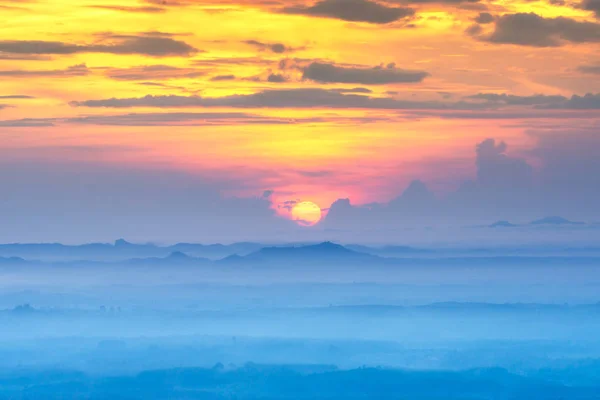 Alba Del Cielo Con Nebbia Sopra Montagna Blu Sta Diffondendo — Foto Stock
