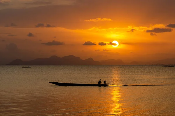 Bellissimo Cielo Silhouette Pescatore Minimale Lago Thailandia — Foto Stock