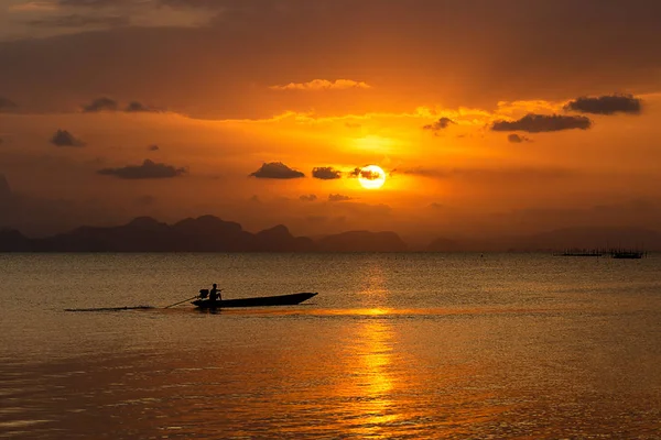 Mooie Hemel Silhouetten Van Minimale Visser Aan Het Meer Thailand — Stockfoto
