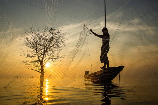 Silhouettes Arbre Pêcheur Sur Bateau Jettent Des Filets Pêche Avec — Photo