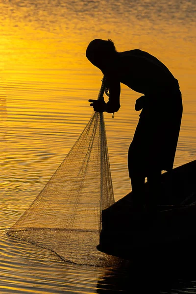 Silhuetter Fiskare Båten Kastar Fiskenät Thailand — Stockfoto